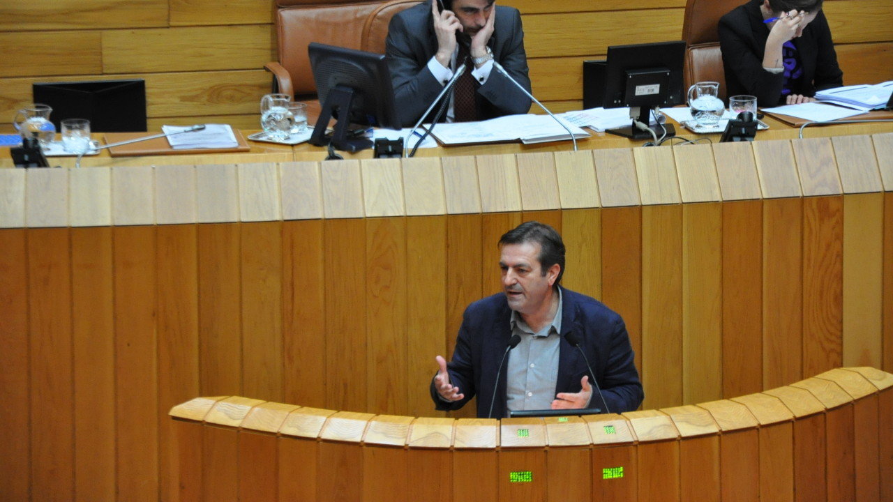 Luis Bará na tibuna do Parlamento