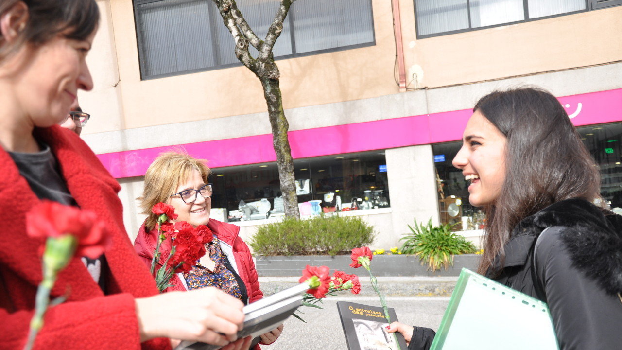 Ana Pontón agasalla con libros e flores
