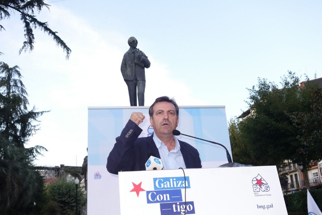 Luís Bará en Redondela, diante da estatua de Castelao
