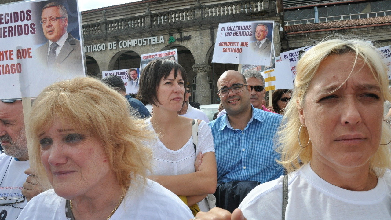 Ana Pontón e Rubén Cela na manifestación das vítimas de Angrois