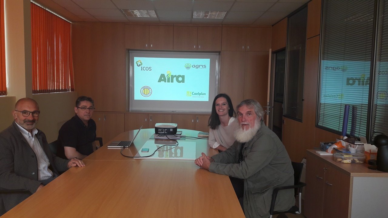 Olalla Rodil e Xosé Luís Mini co presidente e xerente da cooperativa AIRA