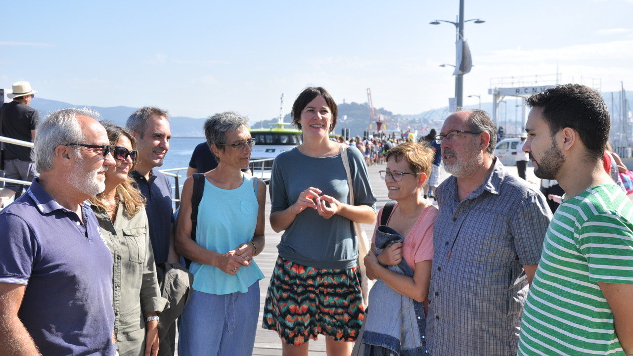 Ana Pontón acompañada de membros do BNG de Vigo na Estación Marítima
