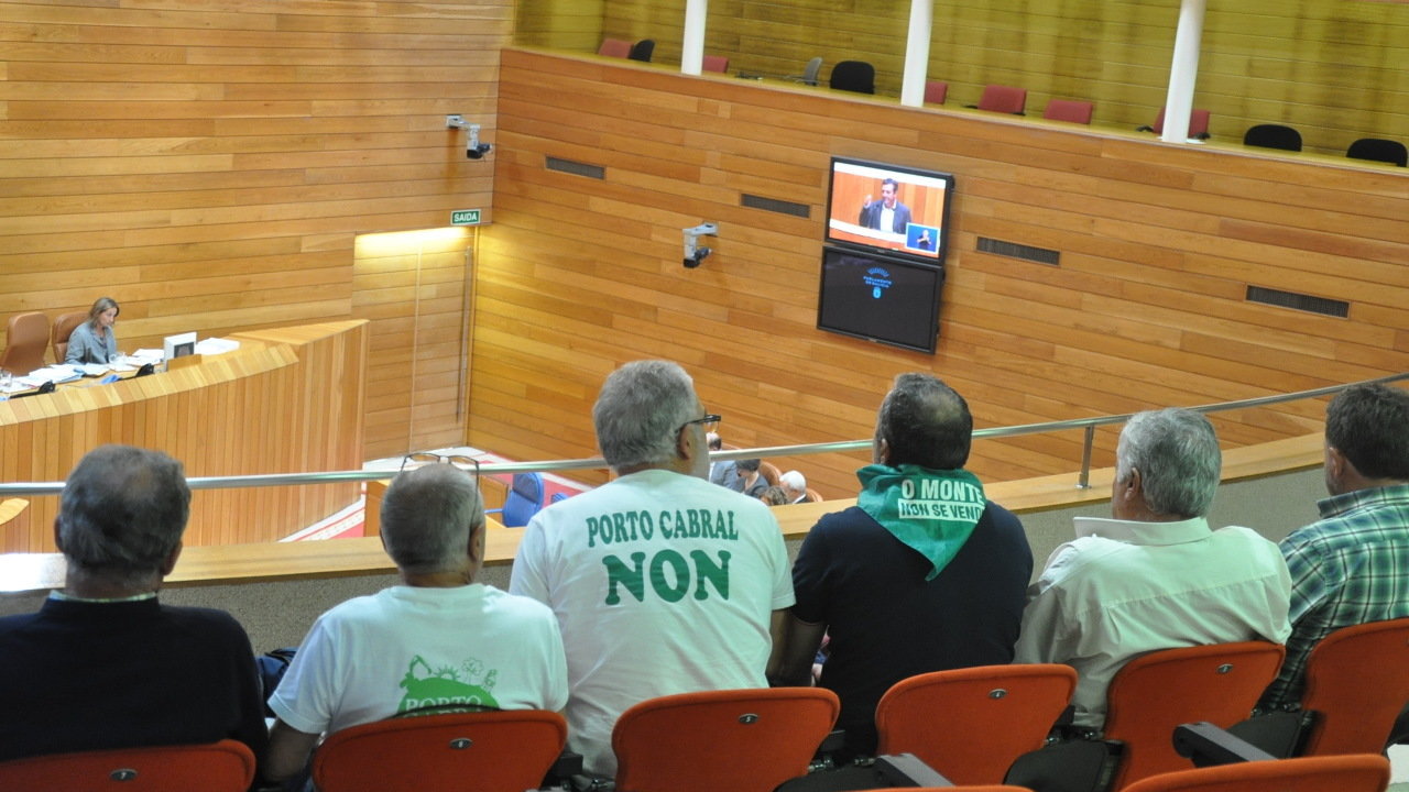 Afectados polo proxecto Porto de Cabral no Parlamento