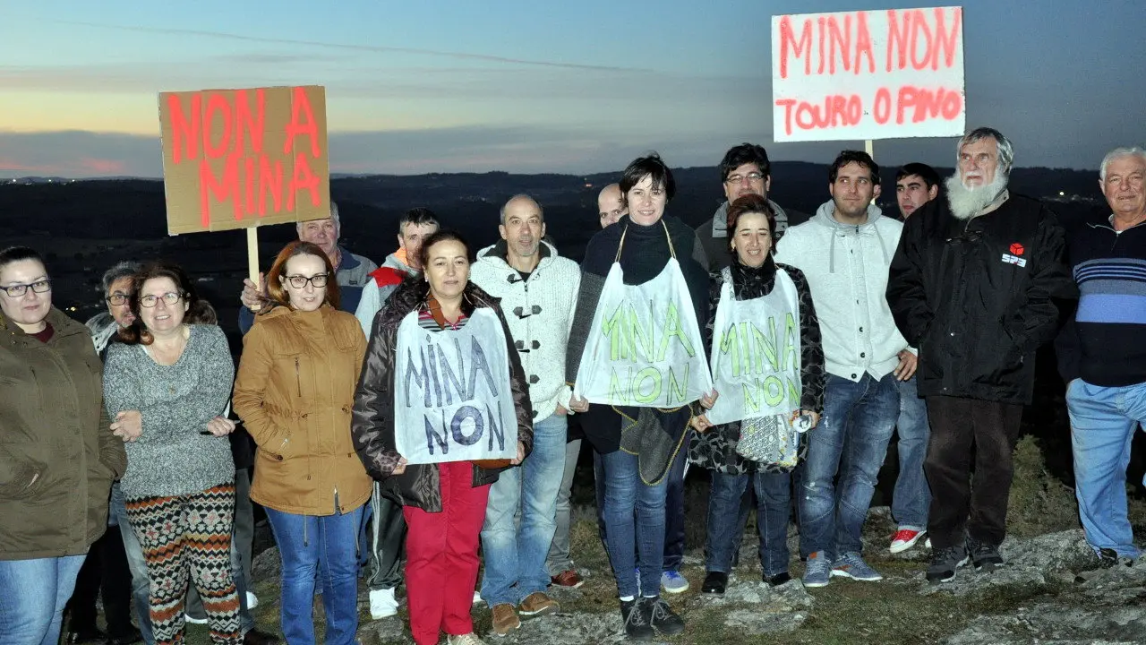 Ana Pont&oacute;n e Mini con veci&ntilde;@s de Touro