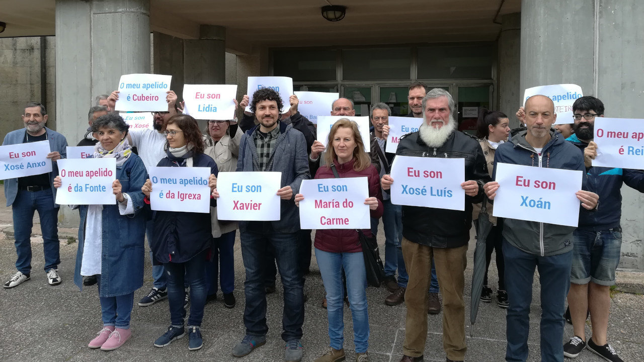 Militantes do BNG diante do xulgado de Compostela