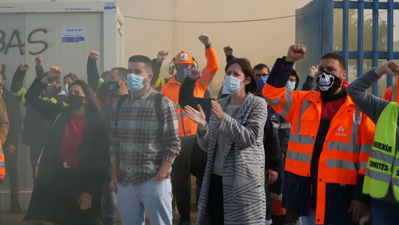 Ana Pont&oacute;n cos traballadores de ALCOA