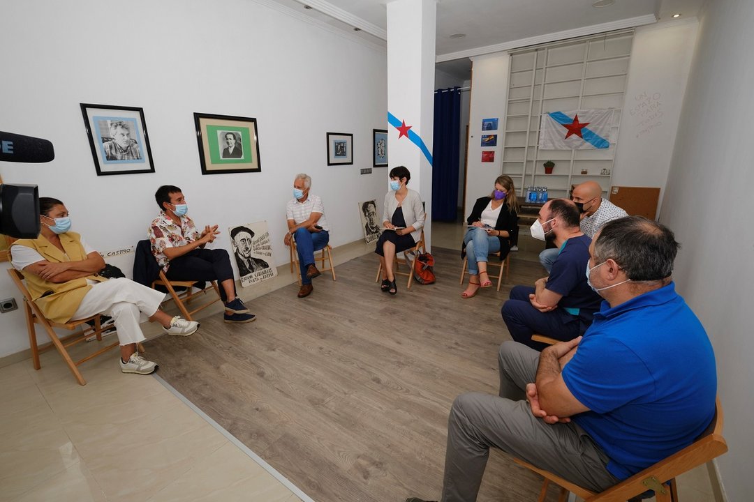 Foto Ana Pontón encontro en Poio cos sectores da cultura, hostalaría e comercio local