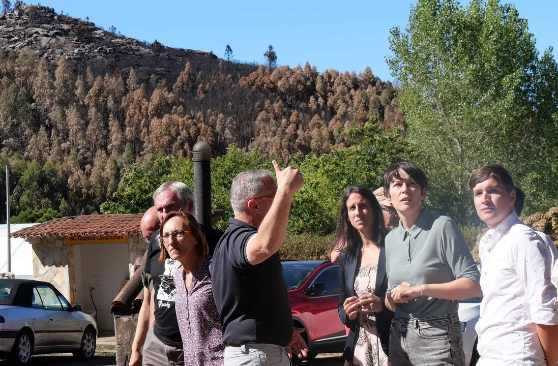 Ana Pont&oacute;n, nun momento da s&uacute;a visita &aacute;s zonas afectadas polo incendio do Barbanza