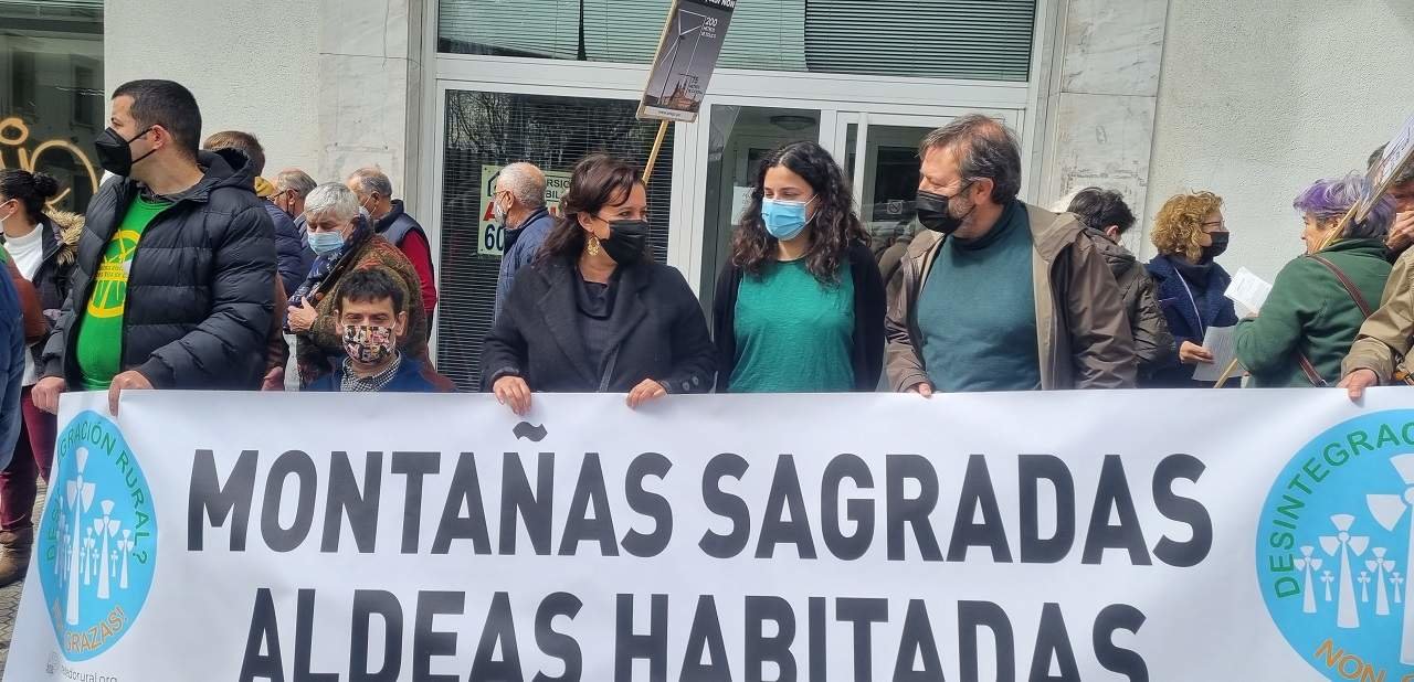 Ana Miranda, xunto a Noa Presas e Luís Bará, nunha concentración en favor dun cambio de modelo eólico