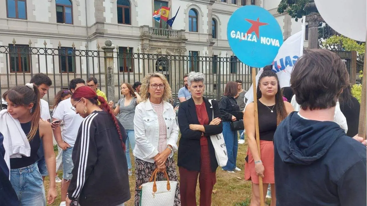 Cristina Fern&aacute;ndez e Mercedes Queixas, na mobilizaci&oacute;n de Investigal