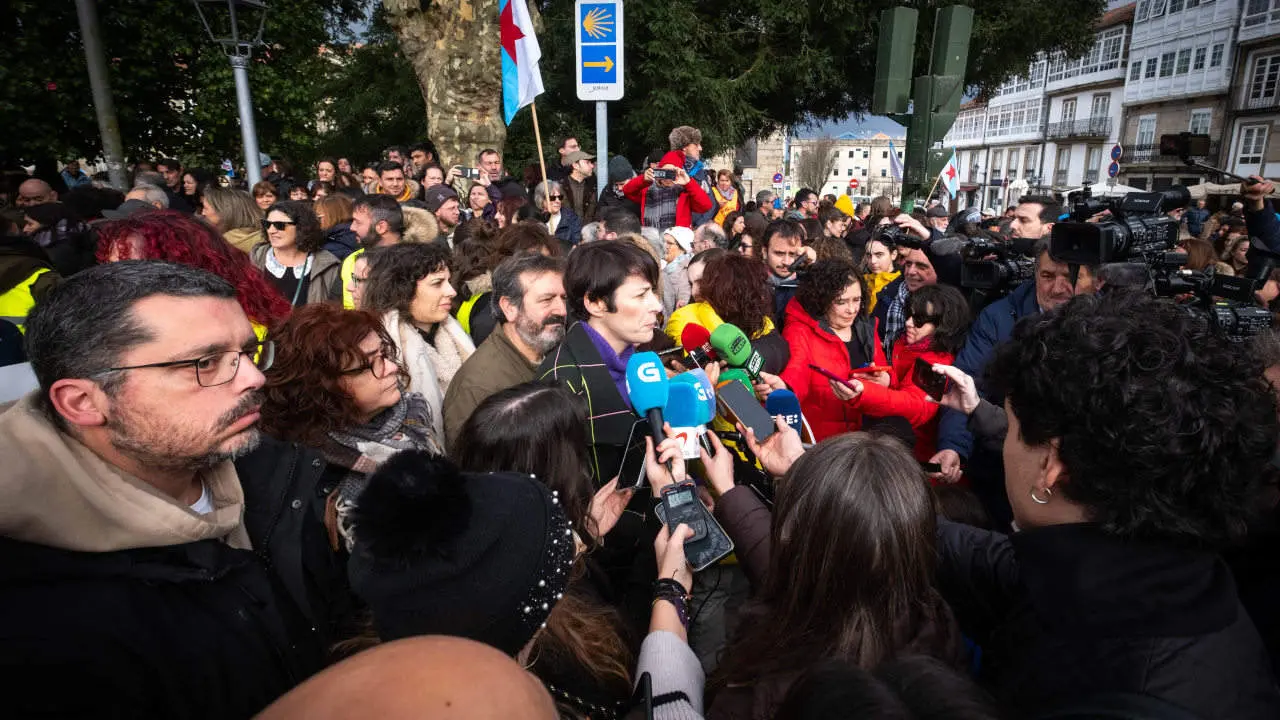 Ana Pont&oacute;n atendendo aos medios