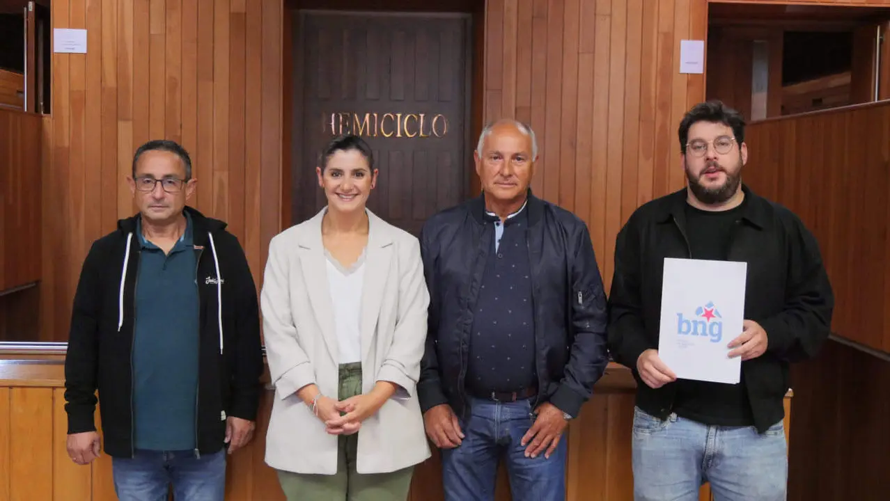 Paulo R&iacute;os, Leticia Santos e veci&ntilde;os de Moa&ntilde;a