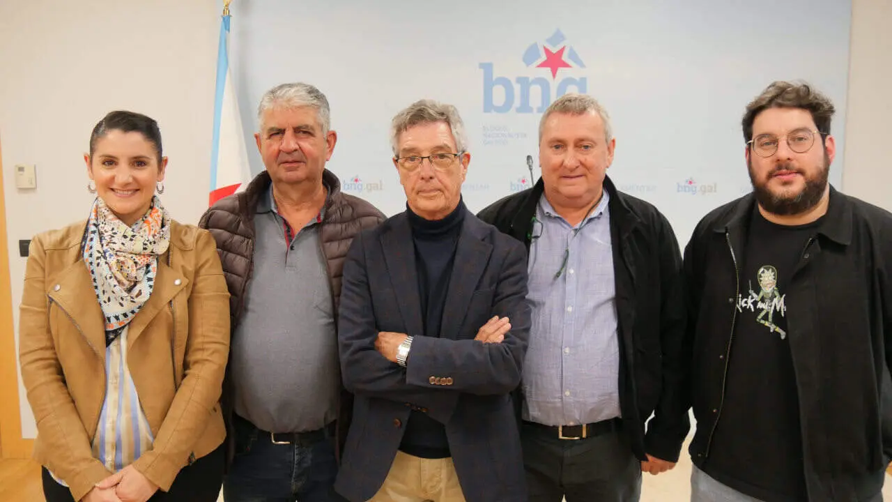 Leticia Santos e Paulo R&iacute;os con veci&ntilde;os de Moa&ntilde;a