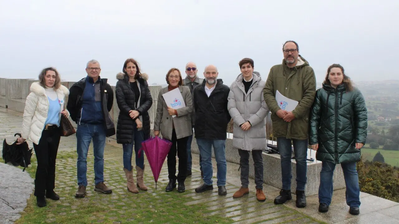 N&eacute;stor Rego e Rosana P&eacute;rez con compa&ntilde;eiras da R&iacute;a de Arousa