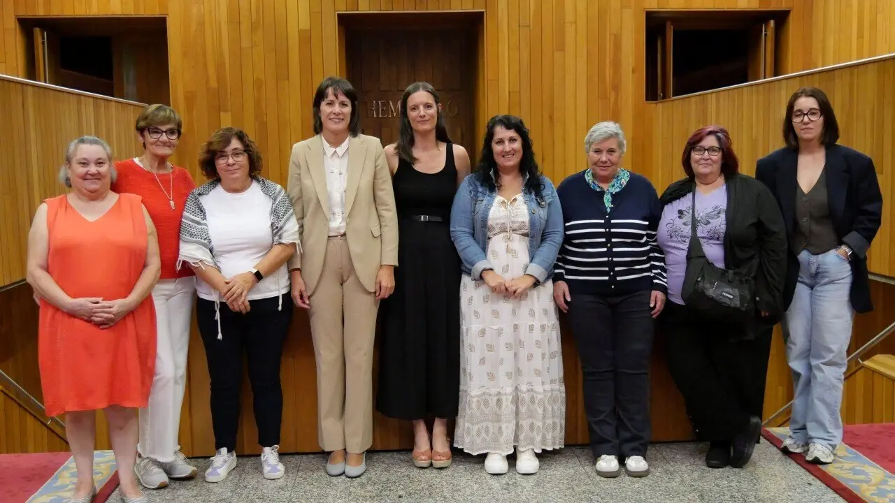 Ana Pont&oacute;n e Olalla Rodil con traballadoras SAF