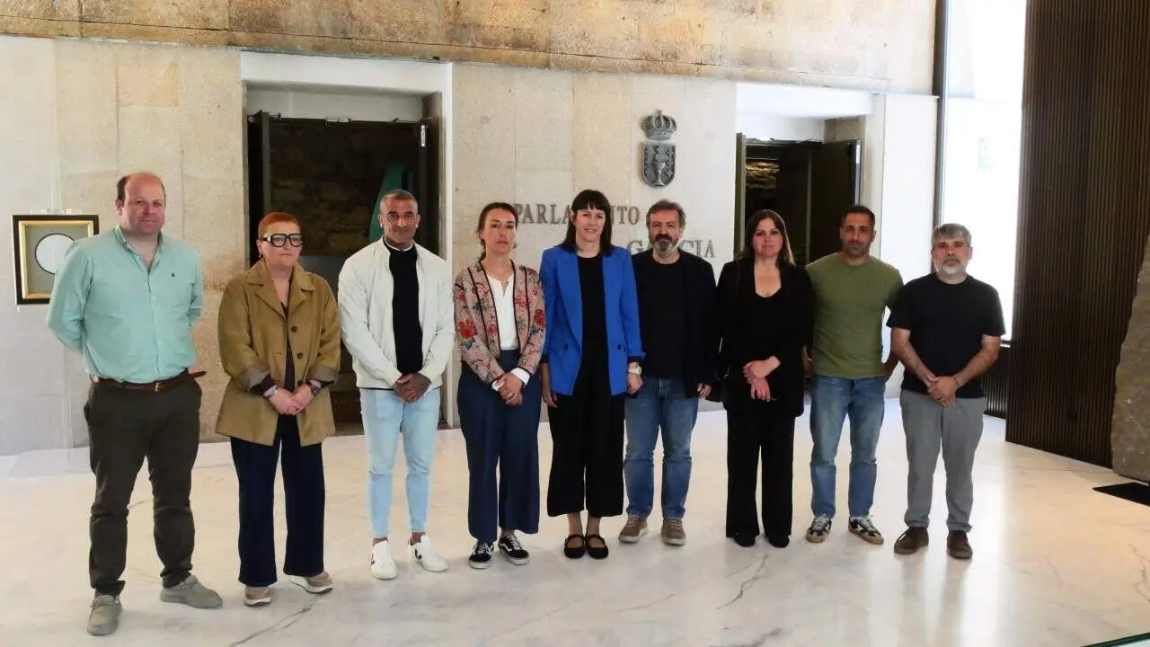 Ana Pontón, Luís Bará e Maite Tocino con traballadores de Nestlé