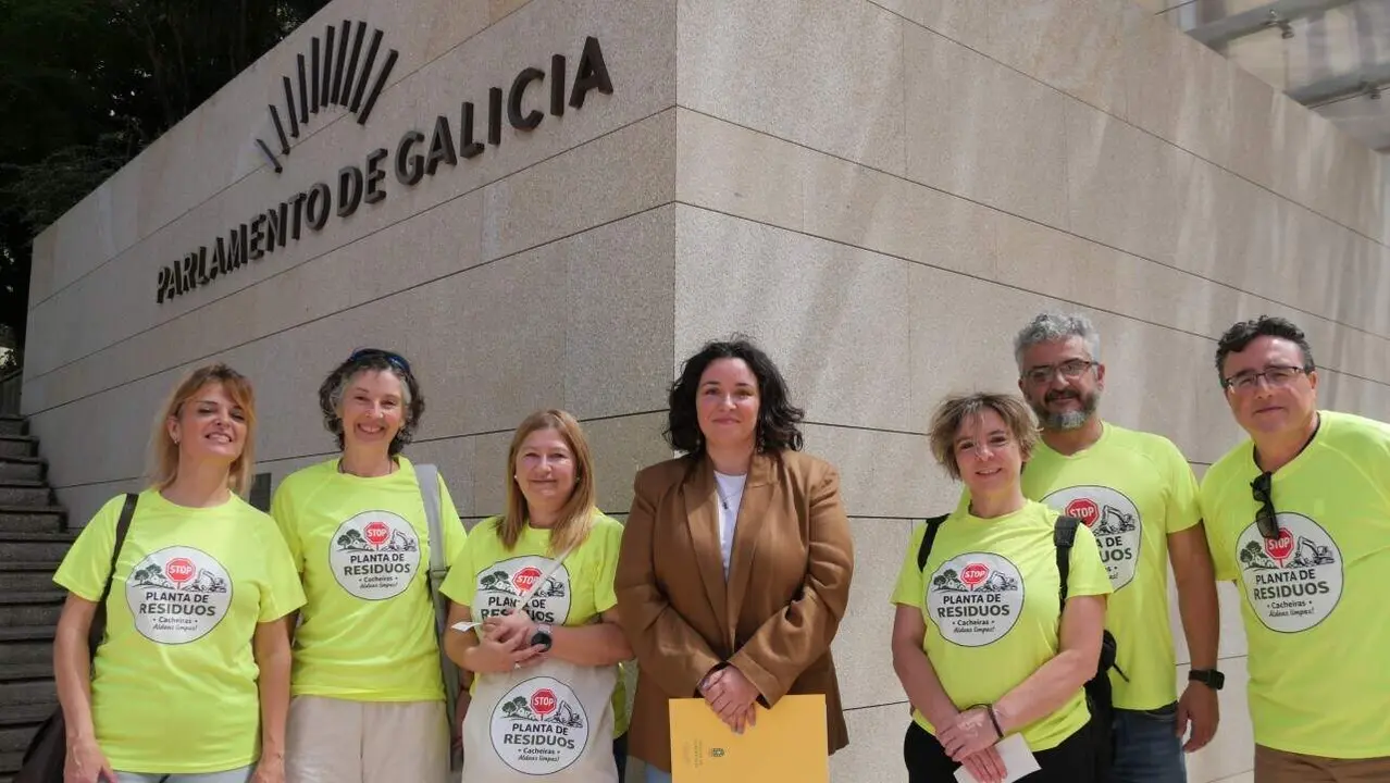 Saleta Chao coa veciñanza de Cacheiras no Parlamento