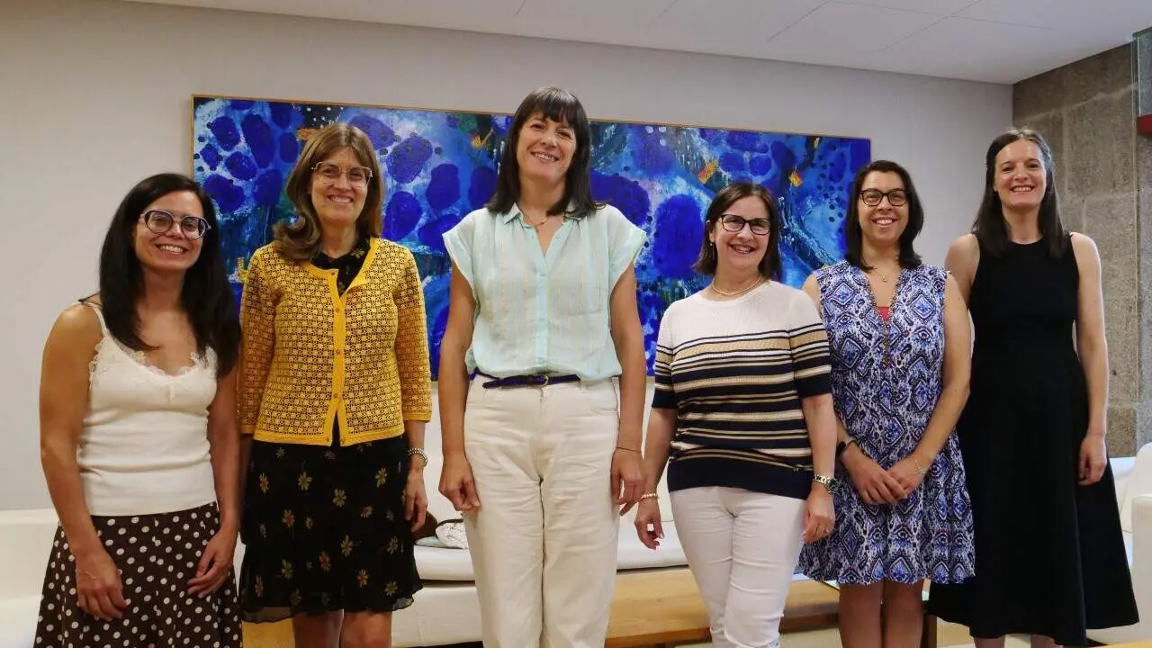 Ana Pont&oacute;n e Olalla Rodil con representantes da Asociaci&oacute;n de Mulleres Investigadoras e Tecn&oacute;logas2