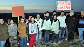 Ana Pont&oacute;n e Mini con veci&ntilde;@s de Touro
