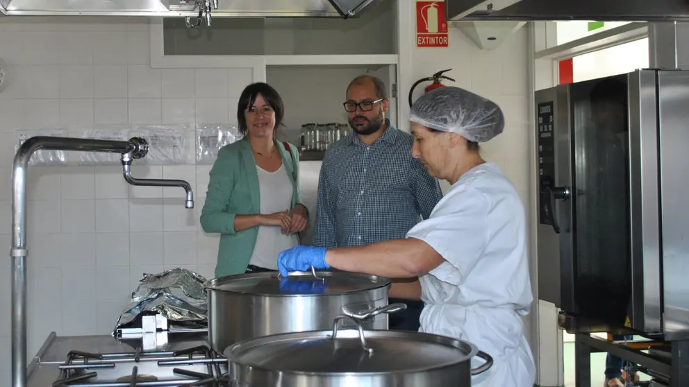 Ana Pont&oacute;n visita a coci&ntilde;a da Escola infantil de Ames