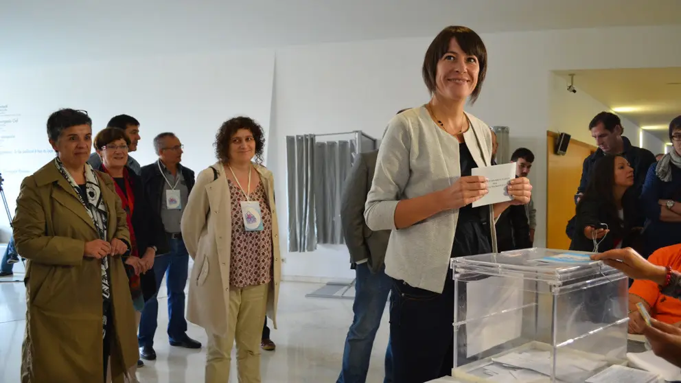 Ana Pont&oacute;n votando no CGAC