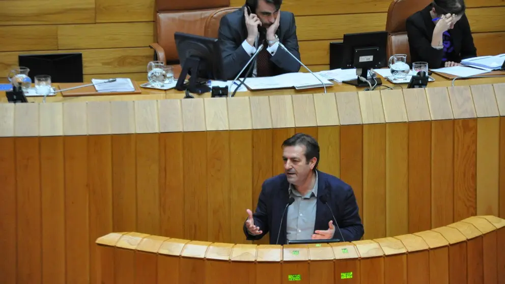 Luis Bar&aacute; na tibuna do Parlamento