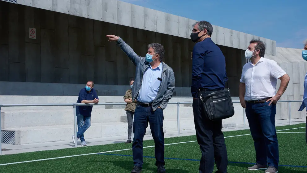 Visita ao campo de fútbol de Campañó