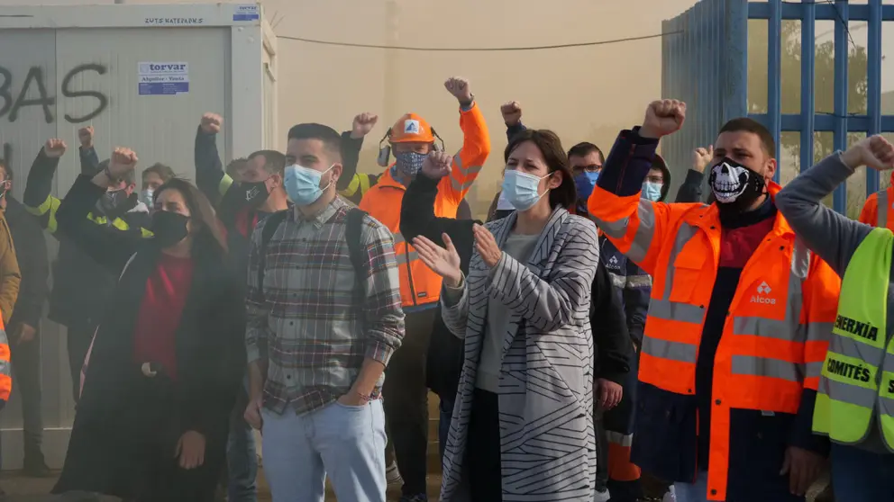 Ana Pont&oacute;n cos traballadores de ALCOA