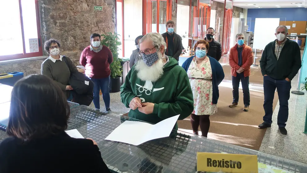 Entrega sinaturas li&ntilde;a autobus Vila de Cruces A Coru&ntilde;a
