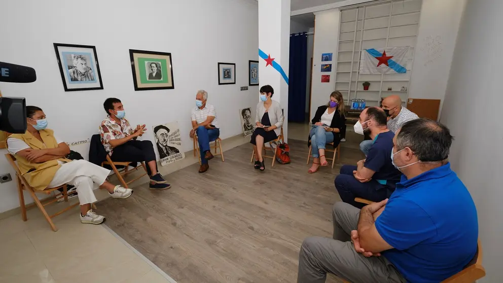 Foto Ana Pont&oacute;n encontro en Poio cos sectores da cultura, hostalar&iacute;a e comercio local