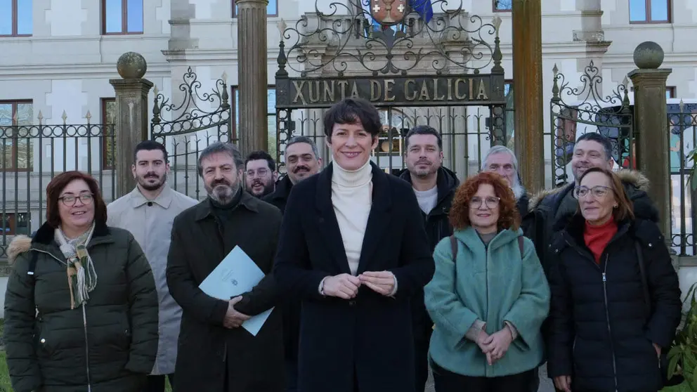 Ana Pont&oacute;n diante da Xunta