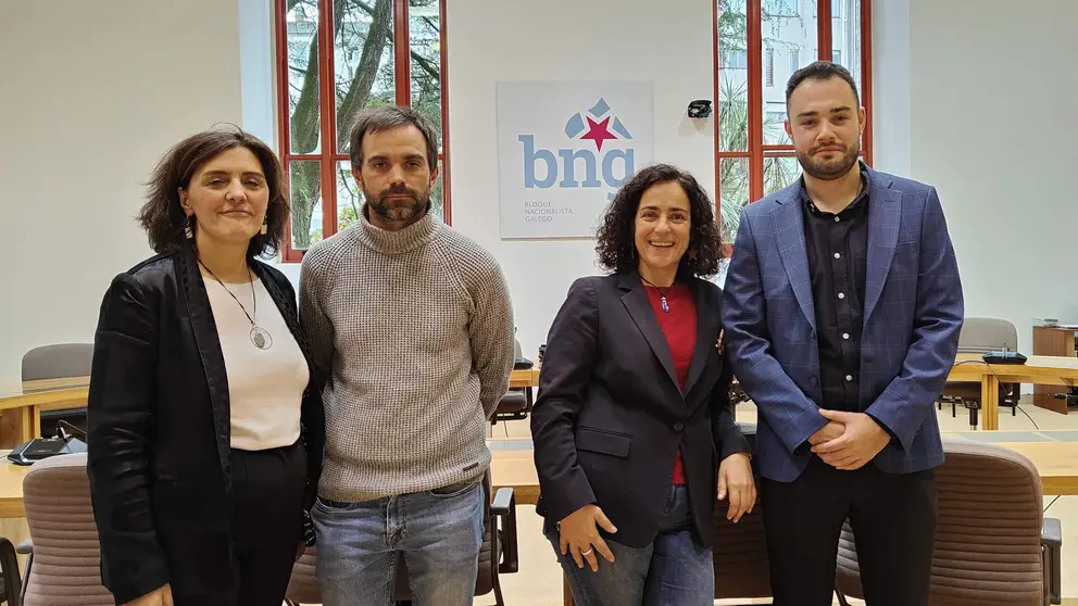 Iago Su&aacute;rez e Montse Valc&aacute;rcel con viticultoras da Ribeira Sacra