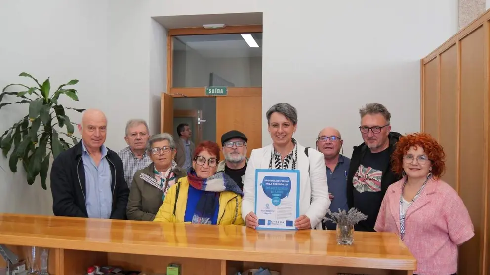 Montse Prado co alcalde de Catoira e vecin&ntilde;anza do Saln&eacute;s
