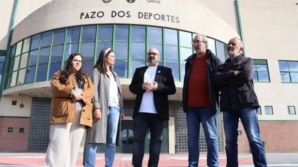 Foto diante do Pazo dos Deportes de Lugo