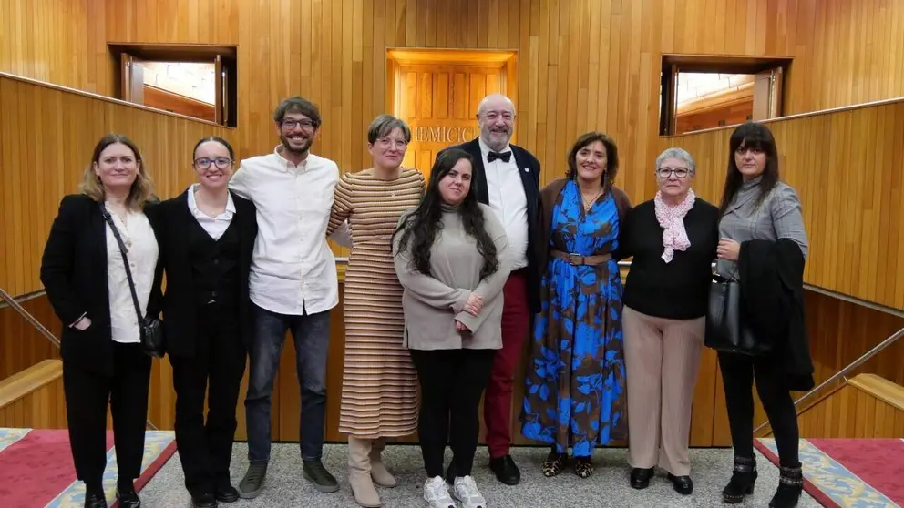 Montse Valcarcel con persoal e alumnado da Escola de Enfermaria de Lugo