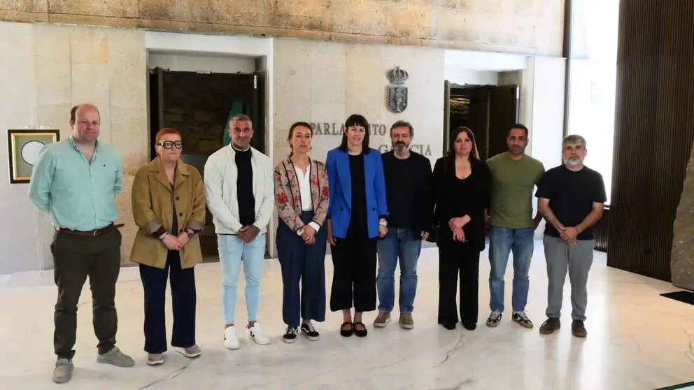 Ana Pont&oacute;n, Lu&iacute;s Bar&aacute; e Maite Tocino con traballadores de Nestl&eacute;