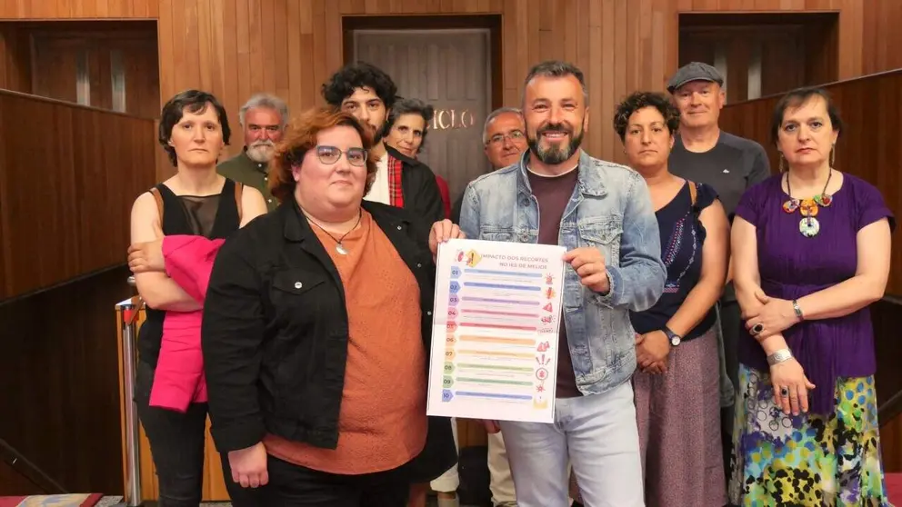 Iria Carreira con representantes do IES de Melide