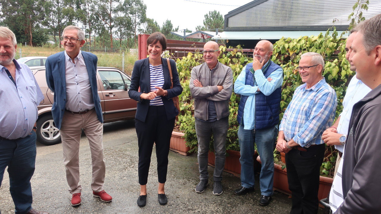 Ana Pontón co grupo municipal de Carballo