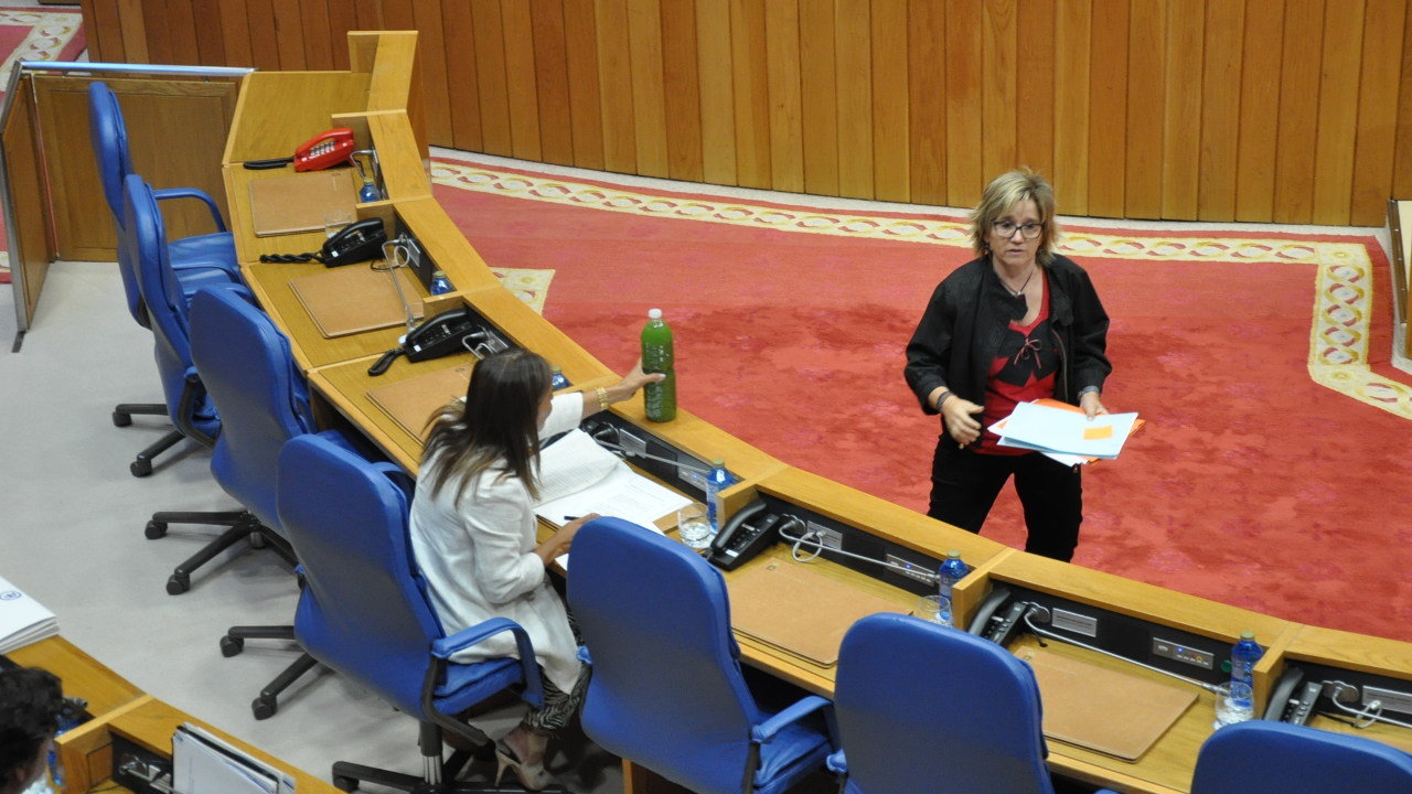 Montse entrega botella de auga do Umia