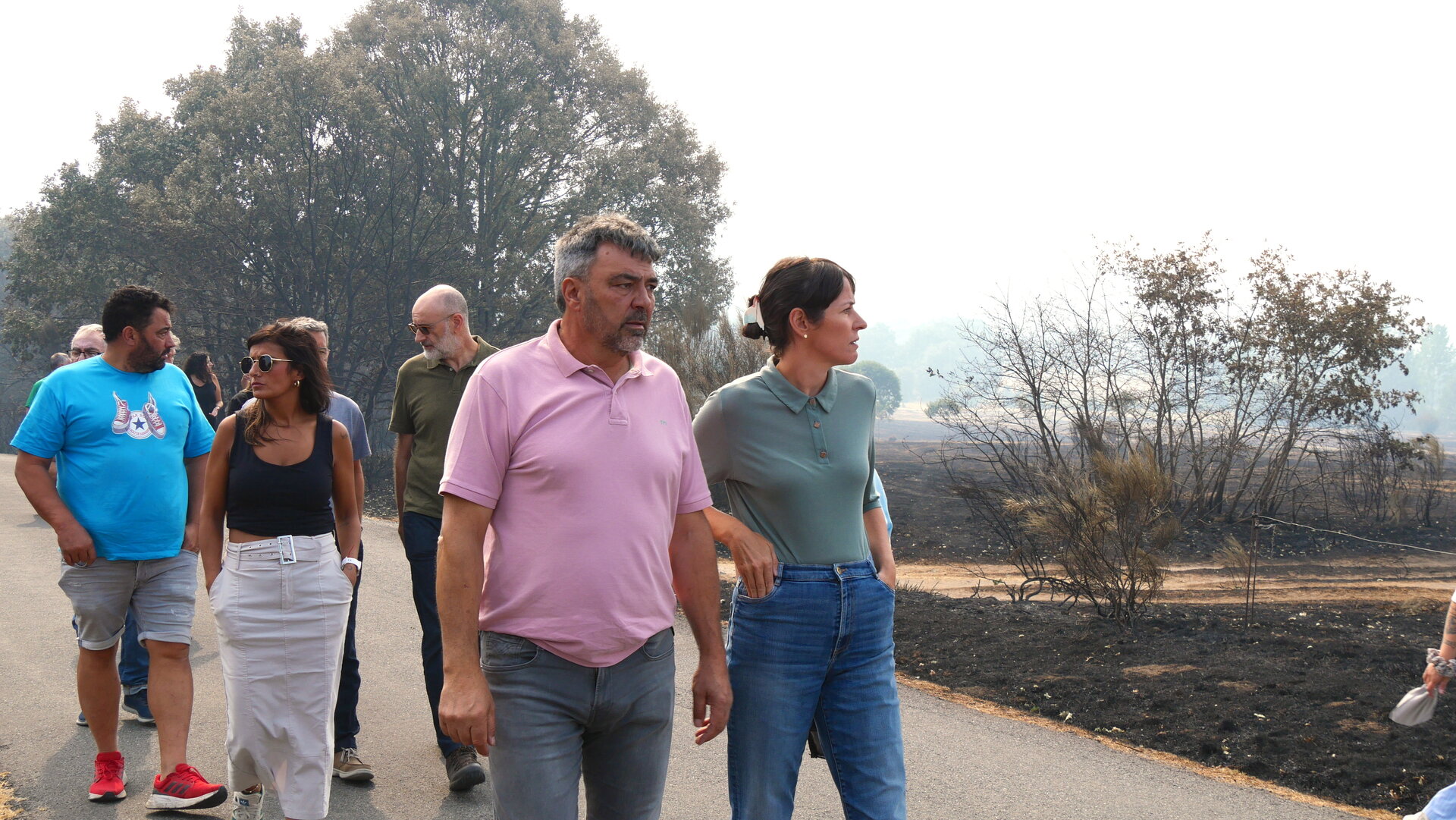Ana Pontón, o alcalde da Mezquita, Rafael Pérez, e veciños e veciñas da localidade.