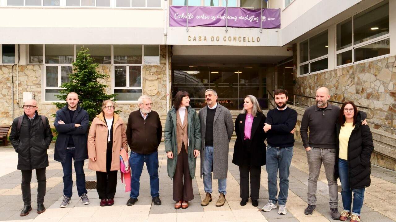 Ana Pontón con concelleiras e concelleiros de Carballo