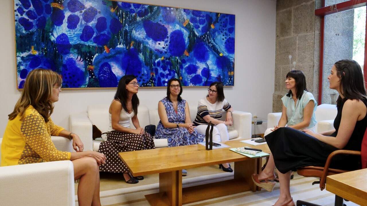 Ana Pontón e Olalla Rodil con representantes da Asociación de Mulleres Investigadoras e Tecnólogas1