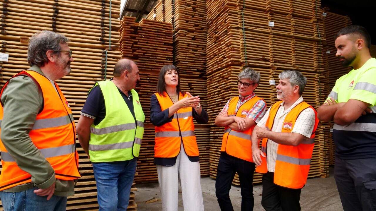 Ana Pontón visita Serrerías Rodríguez en Valga 